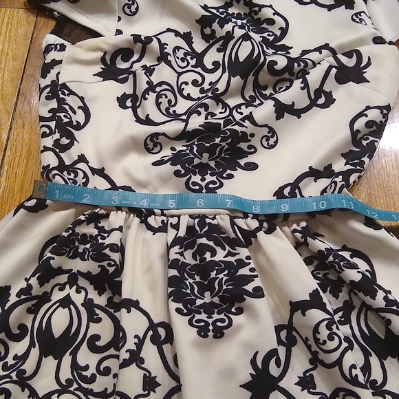 Sold 3/$15 sale Black and white flared dress - Picture 4 of 6
